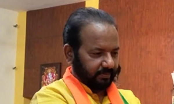 ബിജെപിക്ക് കോടികൾ കൊടുത്ത് ആരെയും വശത്താക്കേണ്ട ഗതികേടില്ല; ശ്വേത മേനോൻ മോദി ഭക്ത: എസ് സുരേഷ്